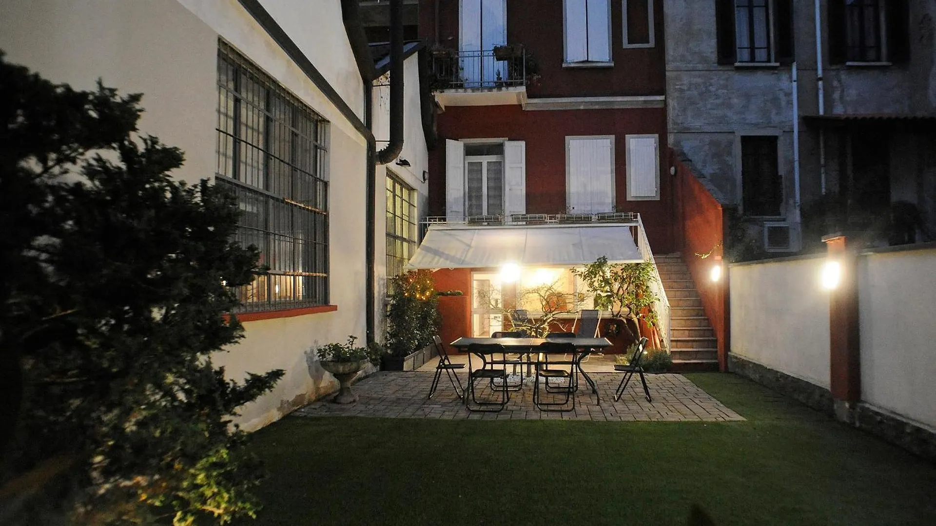 Youhosty - Secret Garden Milano 0*,  Italia